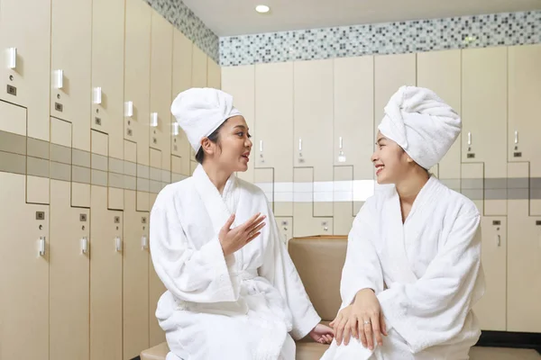 Duas Meninas Asiáticas Têm Uma Conversa Camarim Após Procedimento Spa — Fotografia de Stock