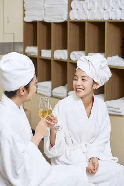 Duas Mulheres Asiáticas Bonitas Roupões Banho Segurando Copos Champanhe Após — Fotografia de Stock