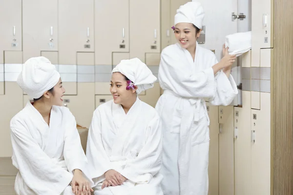 Grupo Mulheres Asiáticas Felizes Roupões Banho Conversando Camarim Antes Procedimento — Fotografia de Stock