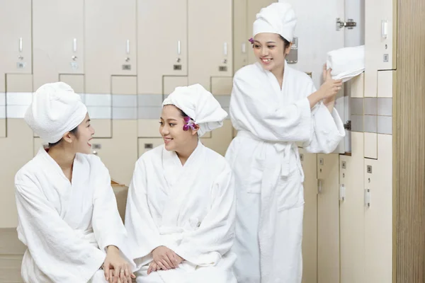 Groep Gelukkig Aziatische Vrouwen Badjassen Praten Kleedkamer Vóór Spa Procedure — Stockfoto