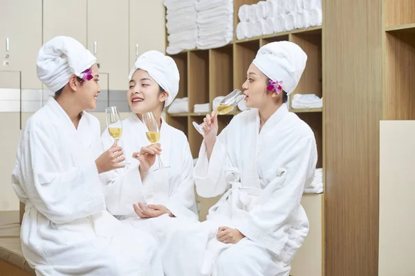 Grupo Mulheres Asiáticas Bonitas Roupões Banho Brancos Sentados Com Copos — Fotografia de Stock