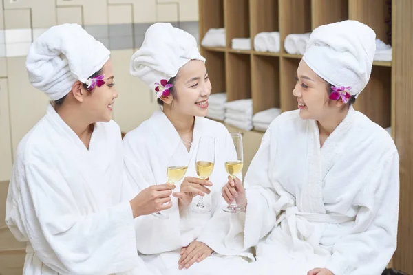 Groep Van Aziatische Jonge Vrouwen Badjassen Champagne Drinken Praten Zittend — Stockfoto