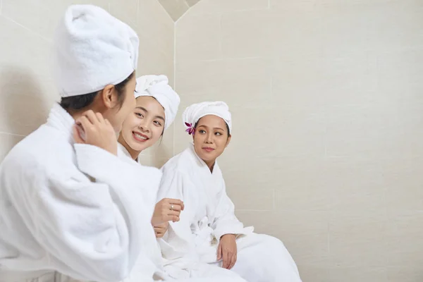 Jonge Vrouwelijke Vrienden Praten Glimlachen Terwijl Het Hebben Van Sauna — Stockfoto