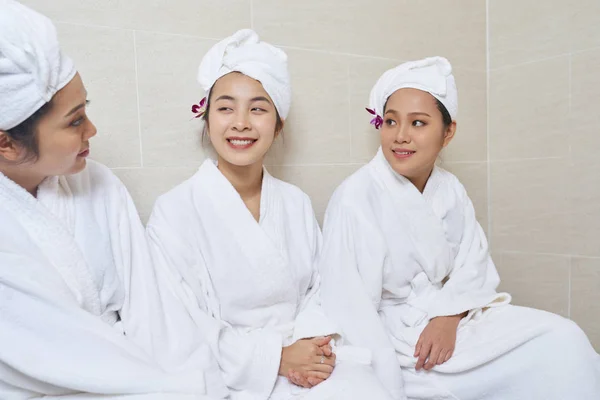 Ασιατικές Όμορφων Γυναικών Που Φορούν Λευκή Μπουρνούζια Και Πετσέτες Στα — Φωτογραφία Αρχείου