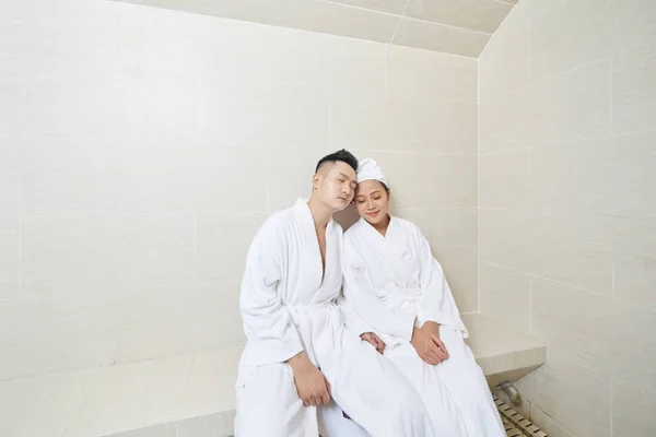 Asiática Joven Pareja Sentado Blanco Albornoces Relajarse Juntos Sauna Habitación —  Fotos de Stock