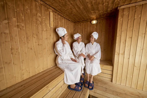 ウェルネス センターで木製のサウナの蒸気浴治療を受けアジアの若い女性のグループ — ストック写真