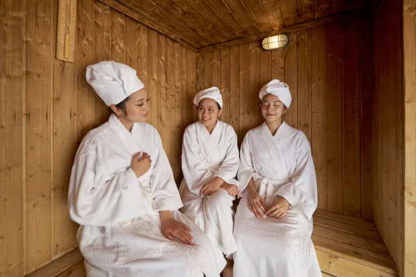 Группа Азиатских Красивых Женщин Белых Халатах Полотенцах Голове Которые Вместе — стоковое фото