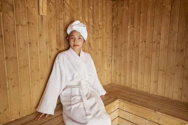 Portret Azjatki Młode Kobiety Szlafrok Ręcznik Głowie Leczenia Ciała Saunie — Zdjęcie stockowe
