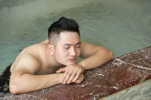 Jovem Relaxante Água Com Olhos Fechados Piscina — Fotografia de Stock