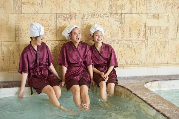 Skupina Asijských Krásných Žen Odpočinek Bazénu Směje Během Lázeňské Procedury — Stock fotografie