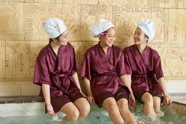 Grupo Amigos Asiáticos Felices Batas Toallas Cabeza Sentados Junto Piscina —  Fotos de Stock