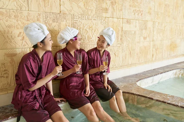 Група Щасливі Азіатських Жінок Сидячи Розслаблюючій Плавальний Басейн Шампанське Разом — стокове фото