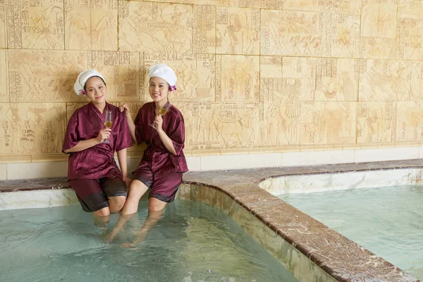 Twee Aziatische Meisjes Jassen Zitten Bij Het Zwembad Met Glazen — Stockfoto