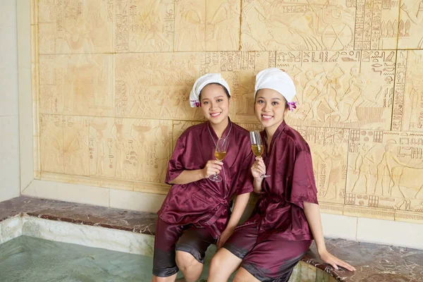 Retrato Mujeres Sonrientes Asiáticas Relajándose Piscina Con Copas Champán —  Fotos de Stock