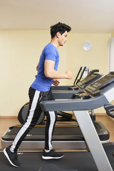 Joven Atleta Asiático Corriendo Cinta Correr Durante Entrenamiento Deportivo Club —  Fotos de Stock