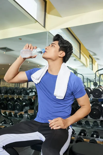 Unga Sportsman Sitter Och Dricksvatten Från Flaskan Efter Träning Gym — Stockfoto