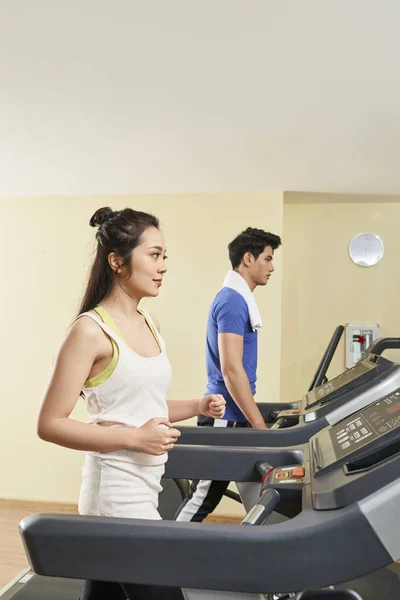 Les Jeunes Vêtements Sport Faisant Exercice Sur Des Tapis Roulants — Photo