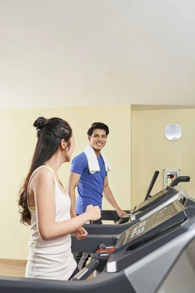 Joven Pareja Asiática Corriendo Cintas Correr Hablando Entre Durante Entrenamiento —  Fotos de Stock