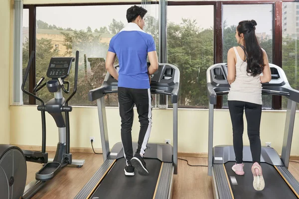 Vista Trasera Joven Pareja Corriendo Cintas Correr Juntos Frente Una — Foto de Stock