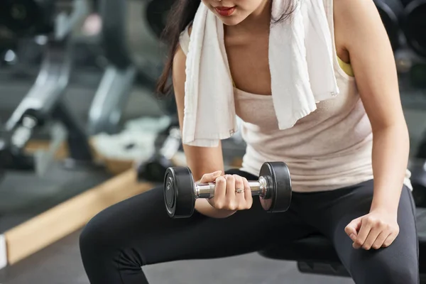 Close Jovem Sentada Levantando Halteres Ela Treinando Seus Músculos Suas — Fotografia de Stock