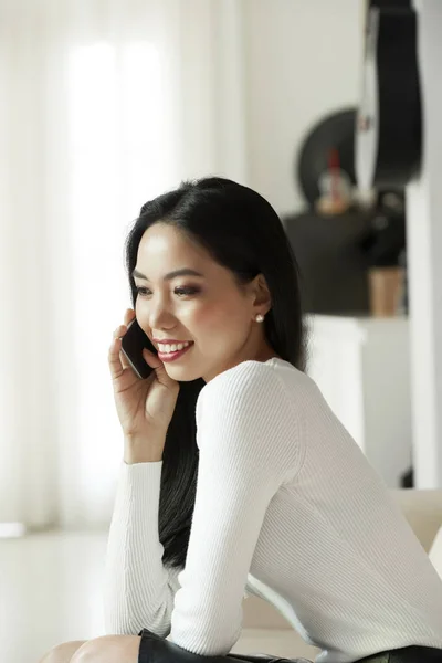 Atraente Jovem Mulher Asiática Descansando Casa Gostando Telefonema — Fotografia de Stock