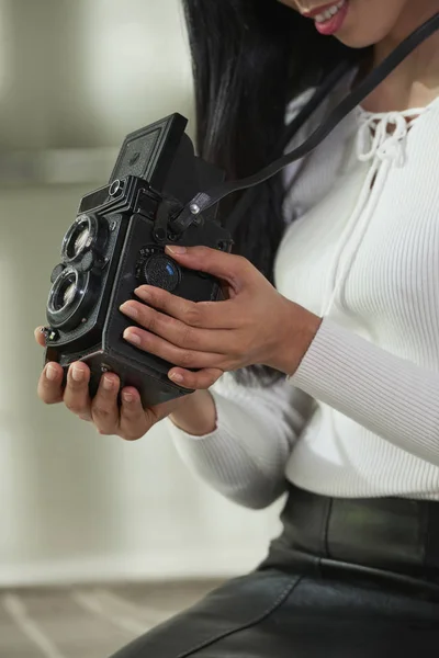 Kobieta Fotograf Pracę Rocznika Kamery Raz Pierwszy — Zdjęcie stockowe