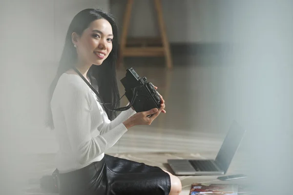 Porträtt Attraktivt Leende Kvinnlig Fotograf Holding Vintage Kamera — Stockfoto