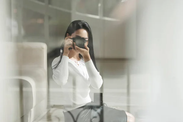 Junge Asiatische Frau Versucht Fotos Auf Vintage Kamera Zum Ersten — Stockfoto