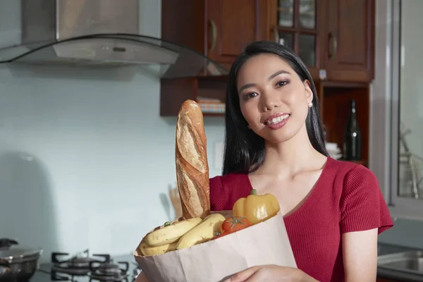 Portret Van Glimlachen Jonge Huisvrouw Bedrijf Pakket Van Groenten Fruit — Stockfoto