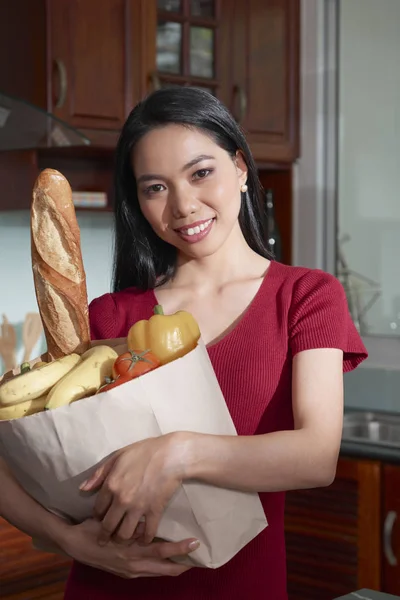 Portret Van Glimlachen Jonge Vietnamese Vrouw Bedrijf Papieren Zak Van — Stockfoto