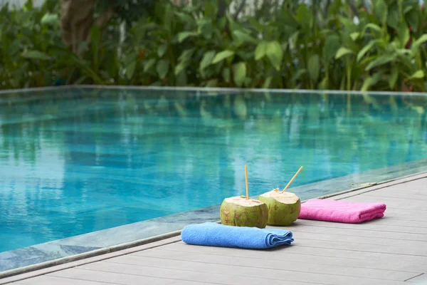Two Fresh Drinks Coconuts Towels Served Swimming Pool Outdoors Resort — Stock Photo, Image