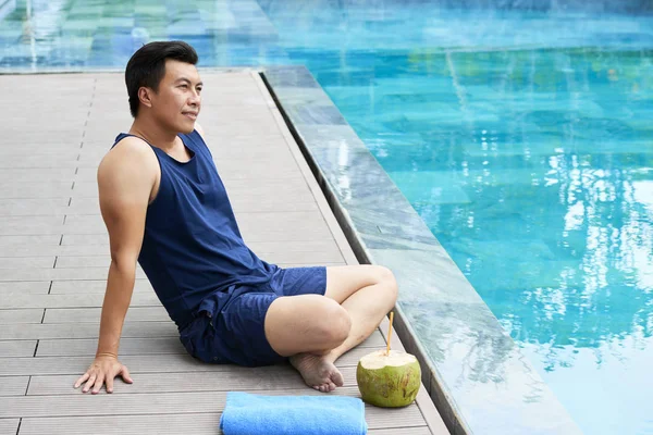 Jovem Asiático Vestido Camisa Shorts Sentado Perto Piscina Sozinho Com — Fotografia de Stock