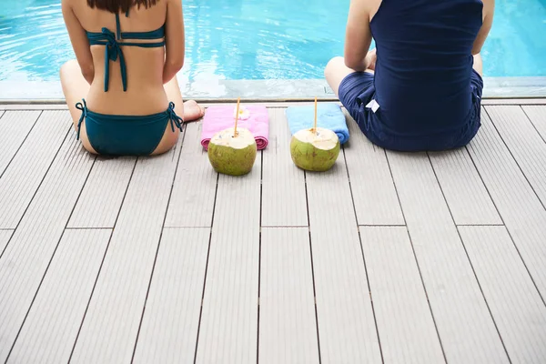 Visão Traseira Jovem Casal Sentado Descansando Perto Piscina Livre Com — Fotografia de Stock