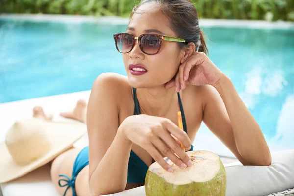 Asiatisches Hübsches Mädchen Mit Sonnenbrille Auf Sonnenbank Liegend Beim Sonnenbaden — Stockfoto