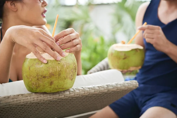 Närbild Ungt Par Dricka Exotiska Drinkar Från Kokosnötter När Talar — Stockfoto