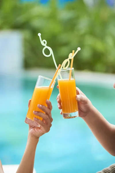 Close Young Couple Holding Glasses Fresh Orange Juice Toasting Outdoors — Stock Photo, Image