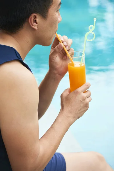 Mladý Muž Sedí Bazénu Užívat Čerstvý Nápoj Resort Letním Dni — Stock fotografie