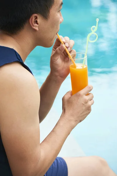 Jeune Homme Assis Près Piscine Seul Profiter Une Boisson Fraîche — Photo