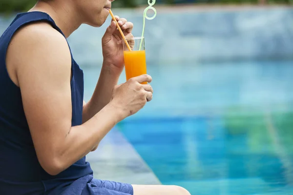 Gros Plan Jeune Homme Reposant Près Piscine Extérieur Buvant Jus — Photo