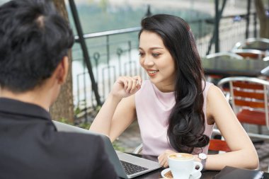 Açık hava restoranı toplantıda sırasında çalışanlara söz pretty Asya iş kadını gülümseyen