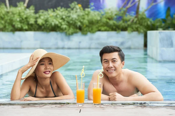 Retrato Joven Pareja Feliz Asiática Parada Agua Cerca Piscina Bebiendo — Foto de Stock