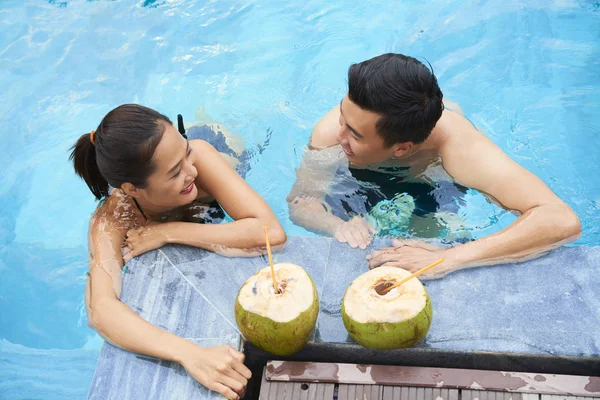 Happy Young Couple Water Poolside Enjoying Summer Vacation Coconut Cocktails — Stock Photo, Image