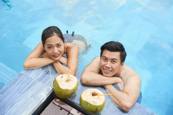 Retrato Jovem Casal Asiático Perto Piscina Sorrindo Bebendo Coquetéis Coco — Fotografia de Stock