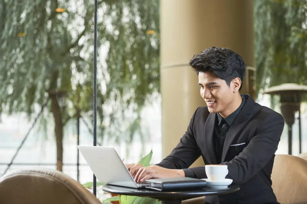 Guapo Sonriente Joven Ejecutivo Negocios Trabajando Ordenador Portátil Mesa Café — Foto de Stock