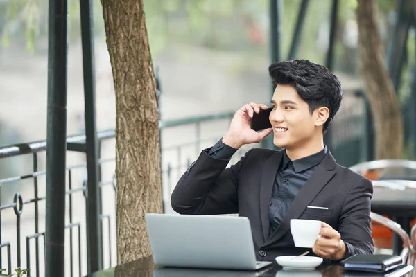 Schöner Erfolgreicher Junger Vietnamesischer Geschäftsmann Sitzt Cafétisch Und Telefoniert — Stockfoto