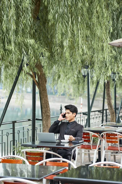 Азиатский Предприниматель Кофейной Чашкой Разговаривающий Телефону Работе Наружном Кафе — стоковое фото