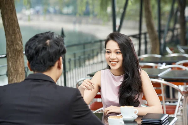 Junge Asiatische Geschäft Paar Treffen Freien Café — Stockfoto