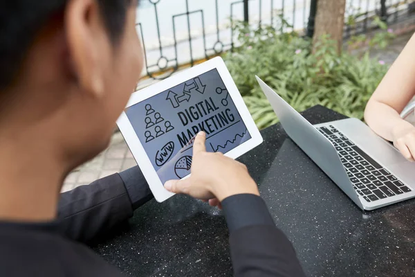 Affärsman Som Visar Sin Digitala Marknadsföring Presentation Tablet Till Kollega — Stockfoto