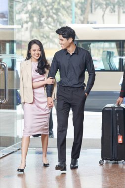 Otele girerken genç Vietnamlı Çift 