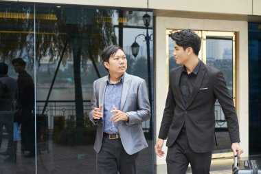 Açık havada yürüyüş ve önemli konuları tartışmaya iş adamları